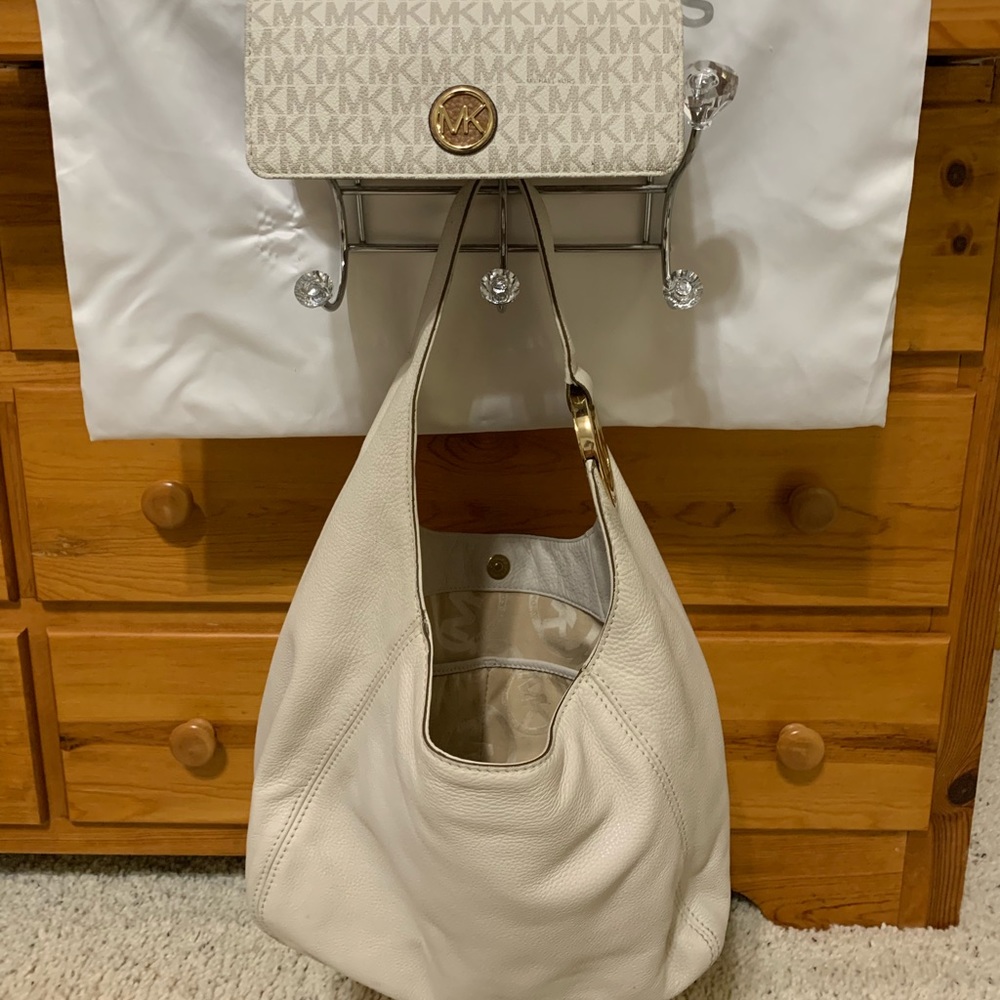 MICHAEL KORS LARGE HOBO WITH WALLET
